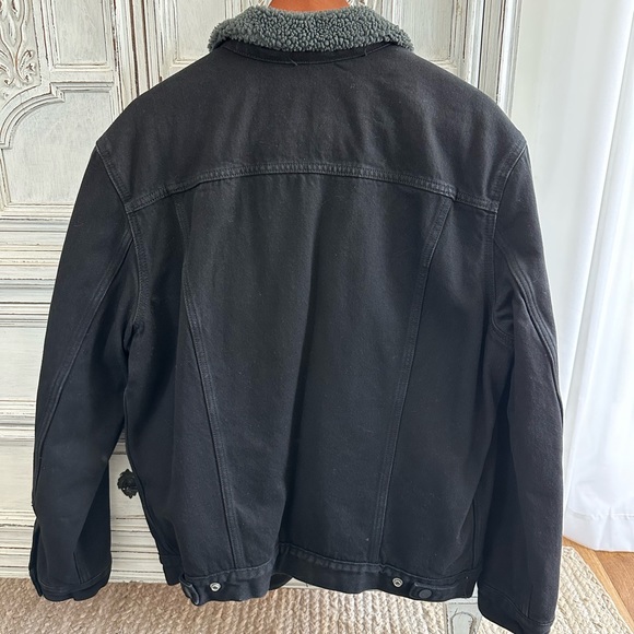 Men’s Levi Black Shearling Denim Trucker Jacket - Picture 4 of 4